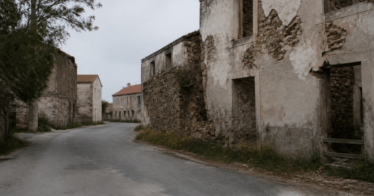 Rue vide avec immeubles degrades et rues desertes