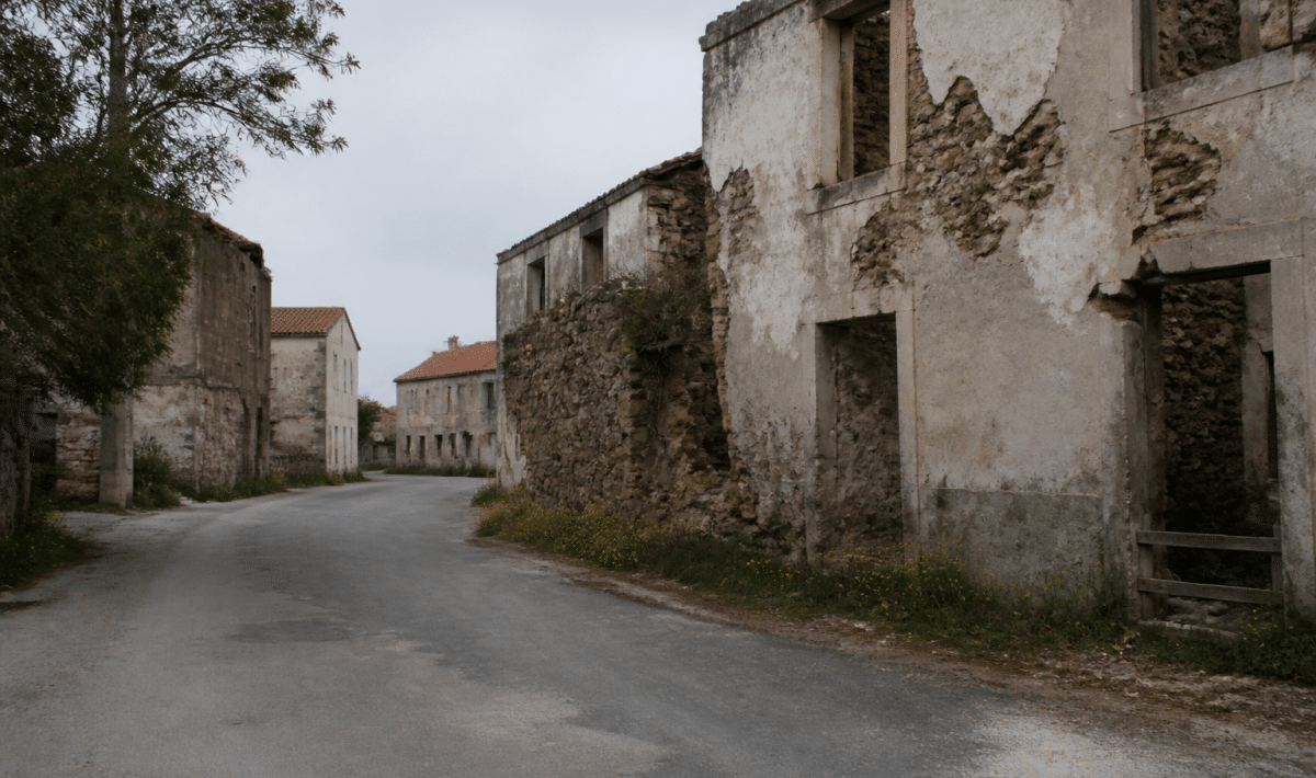 Rue vide avec immeubles degrades et rues desertes