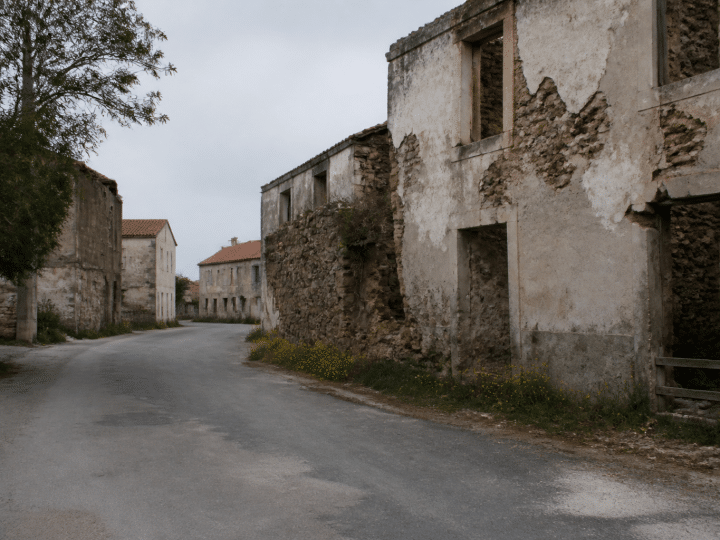 Rue vide avec immeubles degrades et rues desertes