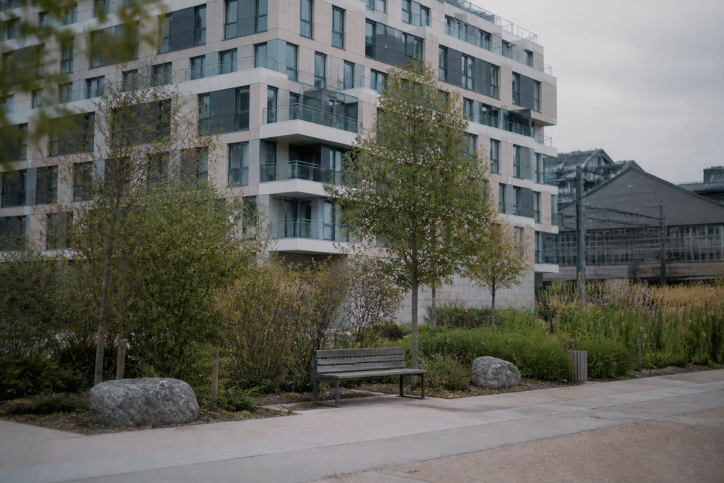 Immeuble moderne avec gare et espaces verts aménagés