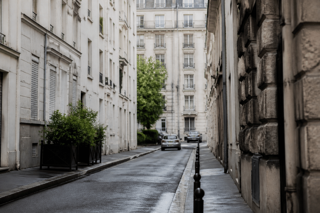 Rue urbaine avec immeubles residentiels et panneaux de signalisation