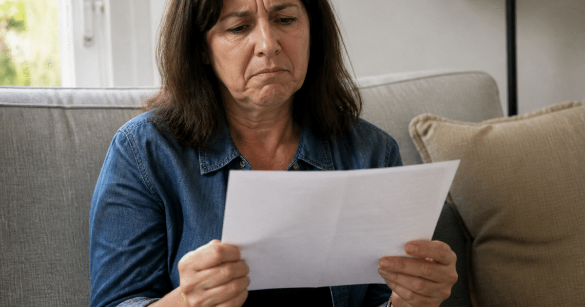 Personne tenant document immobilier avec expression douteuse et regrettable