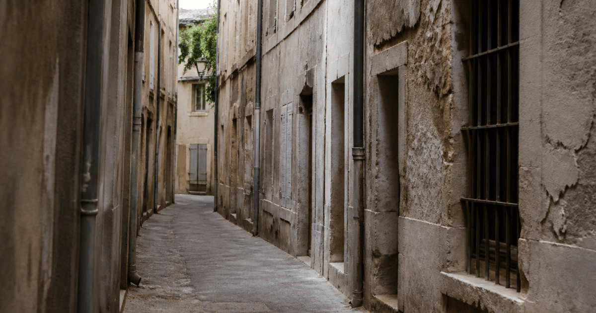 Rue etroite d'Arles avec batiments delabres et facades usees