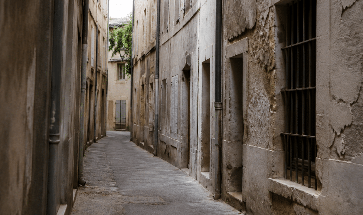 Rue etroite d'Arles avec batiments delabres et facades usees
