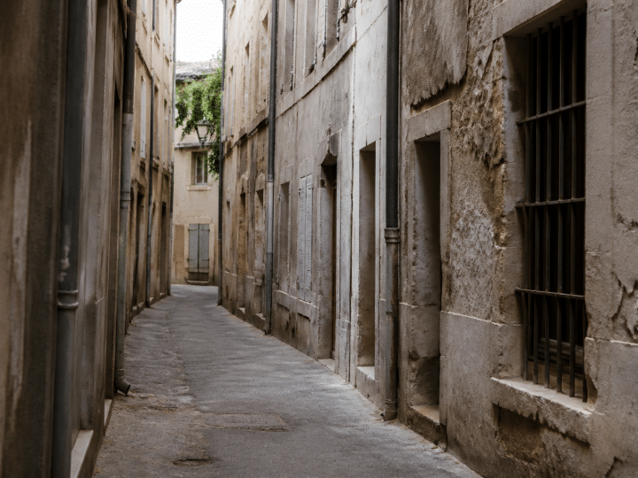 Rue etroite d'Arles avec batiments delabres et facades usees