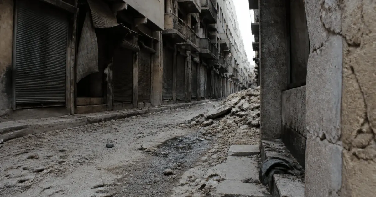 Rue sombre avec immeubles delabres et detritus au sol