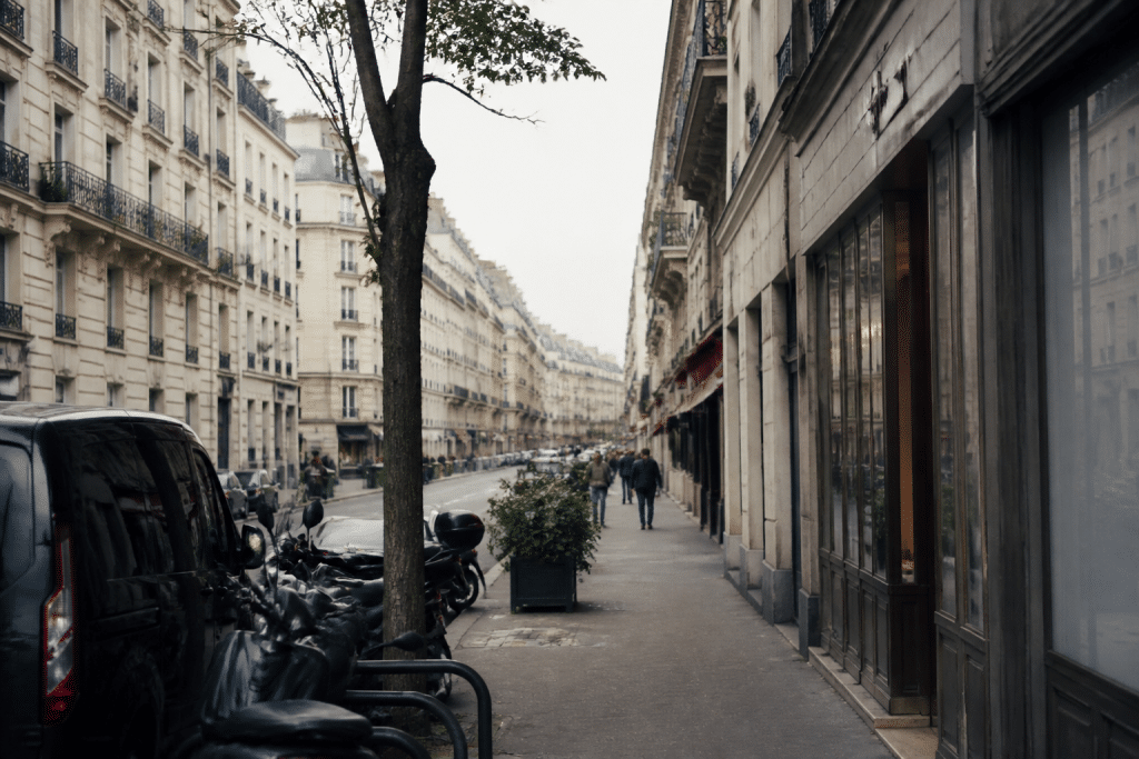 Rue de Saint-Denis avec immeubles résidentiels et commerces