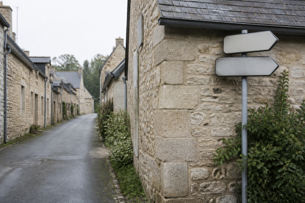 Rue paisible de village avec panneaux directionnels visibles